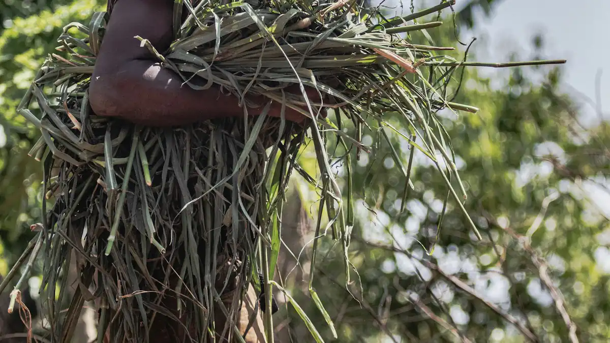 Petani memanggul hasil panen
