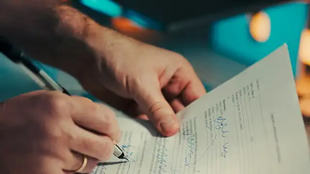 Tangan menandatangani surat perjanjian