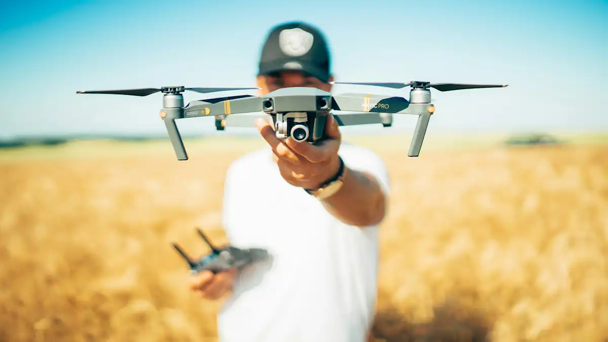 Drone kecil di tangan pilot