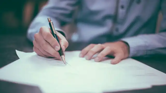 Tangan menandatangani dokumen