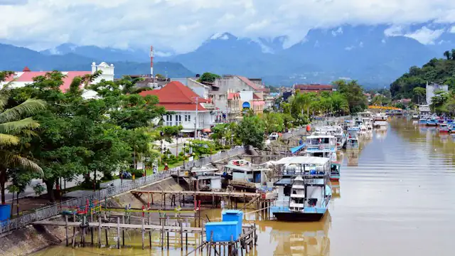 Perahu di sungai