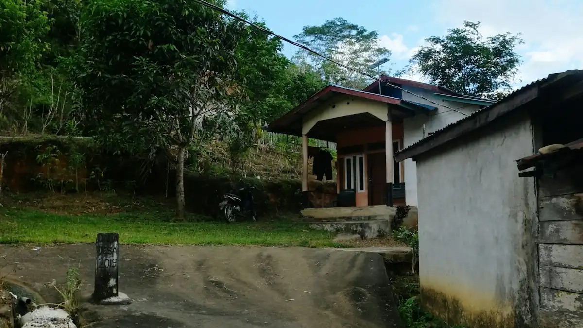 Rumah di tepi jalan desa