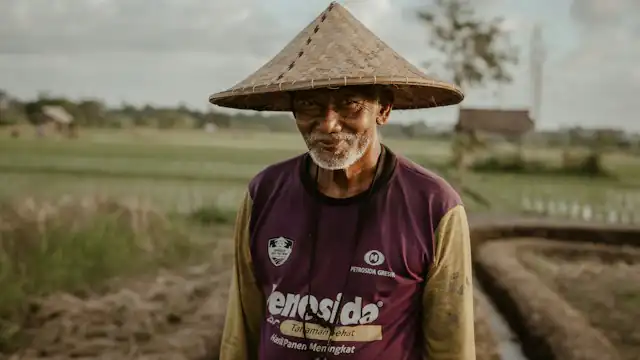 Potret petani tua bertopi anyaman