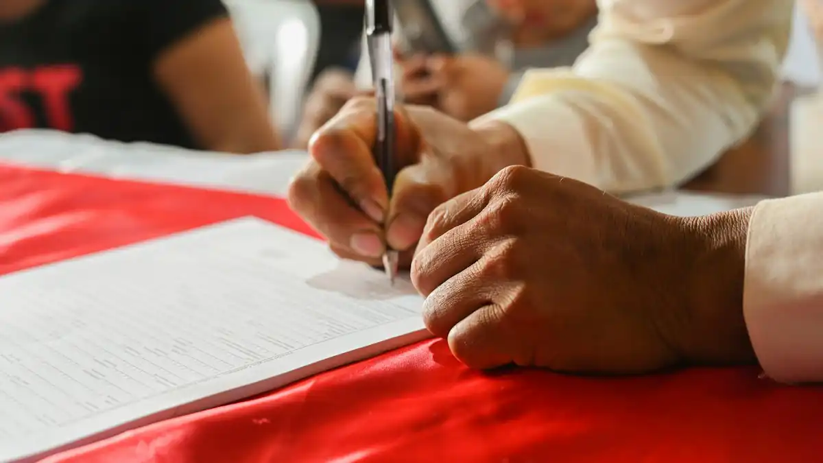 Tangan menulis di atas kertas