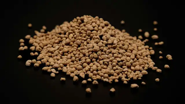 Tumpukan pupuk butiran berwarna cokelat
