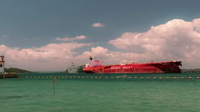 Kapal besar berlayar di dekat pantai