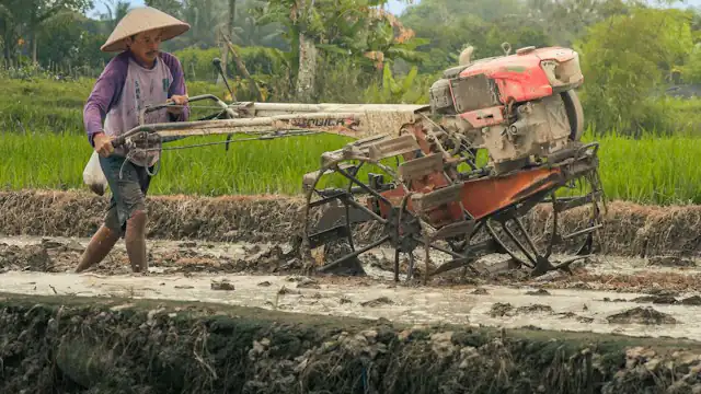 Petani dengan traktor tangan